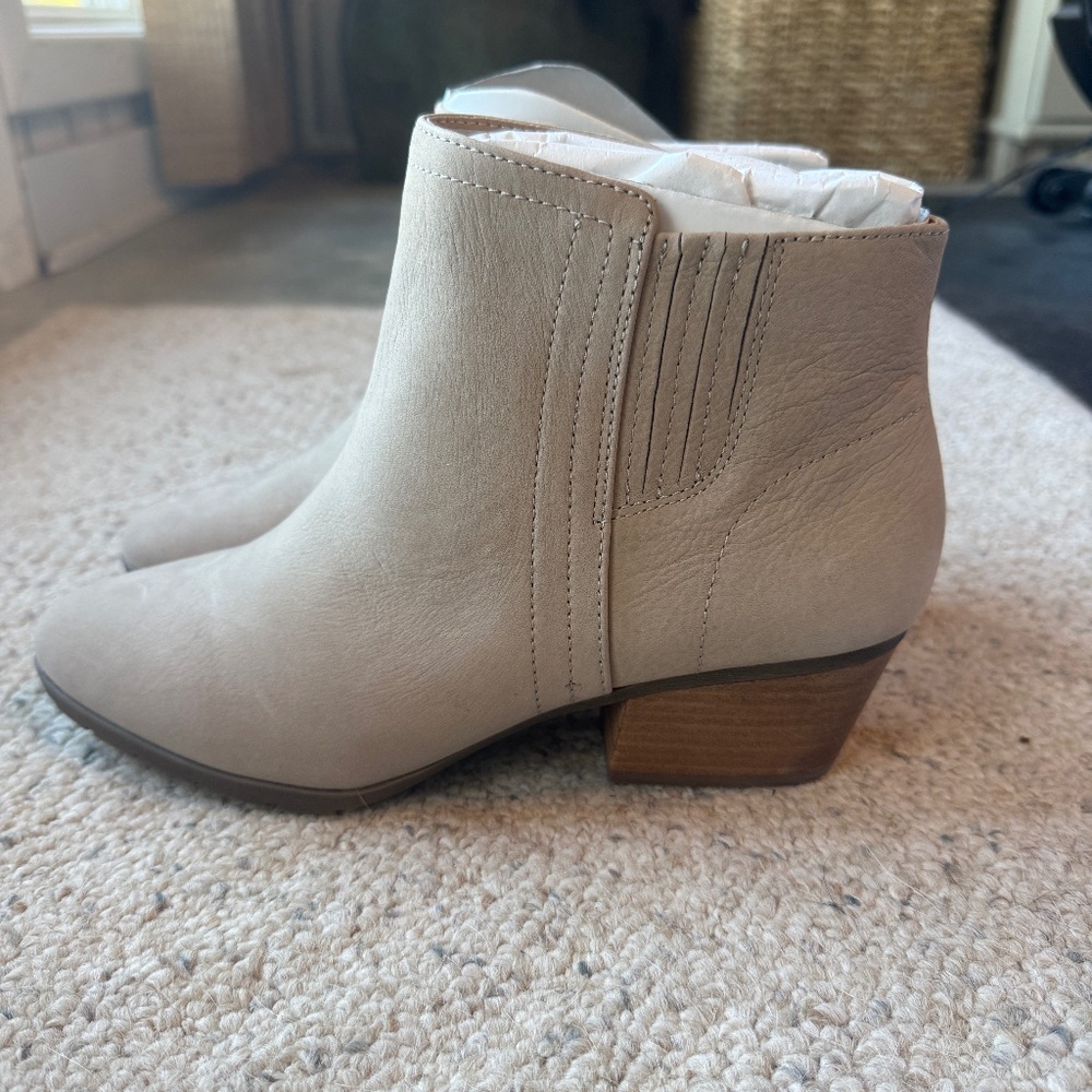 Blondo Waterproof Block Heel Booties – NWT, Size 9, Taupe Suede